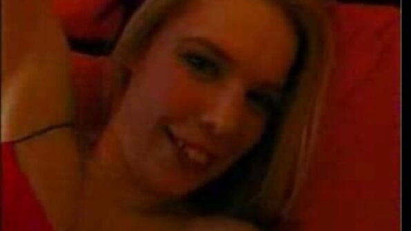 Melnkoka Dženna Foksa kameras priekšā masturbē savu maigo incīti
