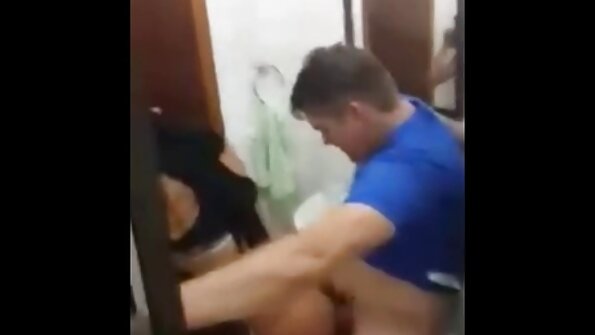 Ragveida blondīne sieva kļūst atkaulota pie baseina