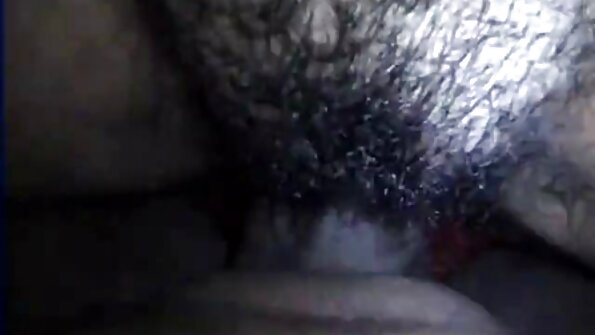 Latina Katrīna Moreno ar lielām dabīgām krūtīm sucks cock un gets fucked