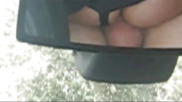 Naomi Woods plaši izpleš kājas, lai iegūtu biezu peni