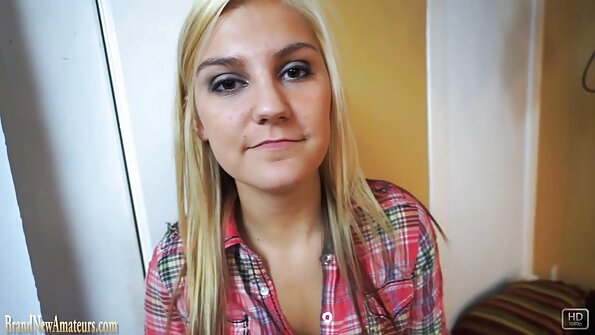 Kaislīga blondīne piedāvā jaukus zīlīšus