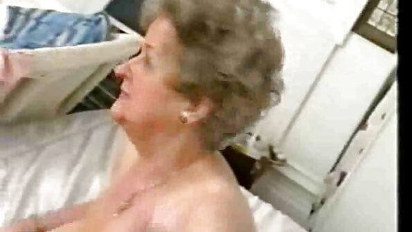 Sidneja Kola sūc milzīgu peni un dušā kļūst atkaulota