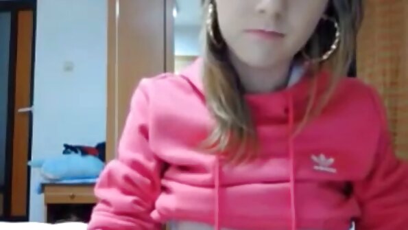 Elisona Reja un Violeta Raina tiek drāžā apģērbu veikalā