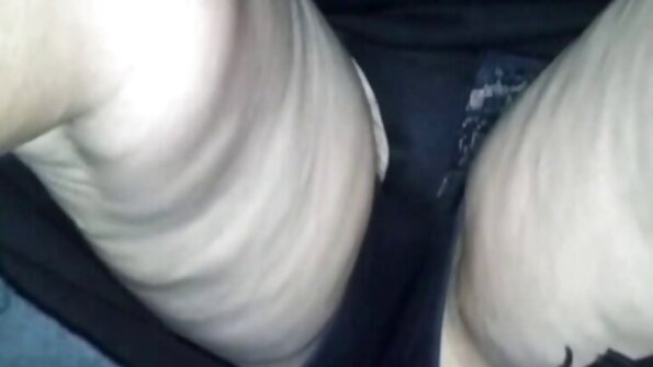 Ragveida rudmate MILF ar lielām krūtīm masturbē uz dīvāna