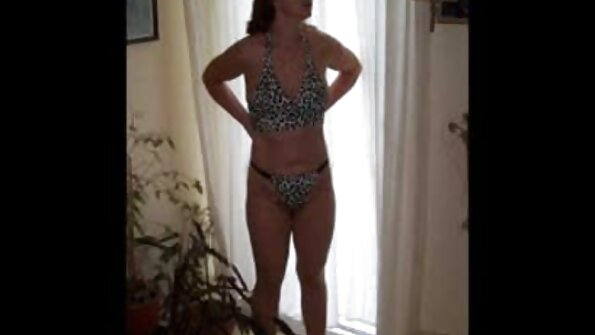 Nejaukā mamma iekaustīja apakšveļas ģērbtuvē