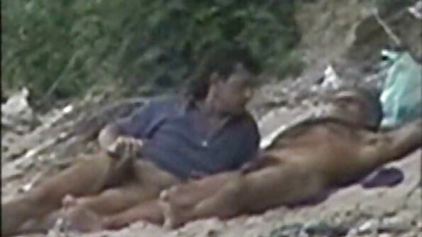 Melnmatains pusaudzis drāž pabrāli sava aklā tēta priekšā