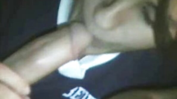 Busty brunete uz papēžiem gets fucked