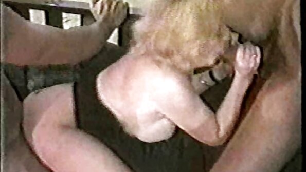 Busty dāma drāž savu kolēģi