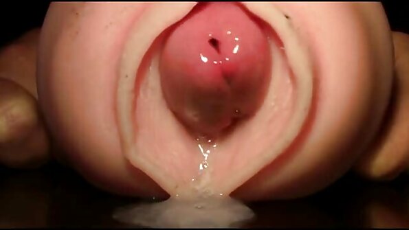 Kaska Akašova moans ar baudu, kamēr kļūst fucked