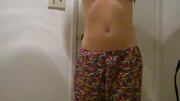 Jutekliska MILF Finger Viņai Clit Zem Viņas Biksītes