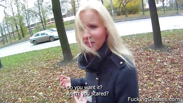 Nobriedis Un Ragveida Elise Summers Spēlēt Viņai Muff