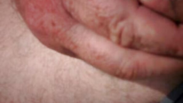 MILF kaimiņiene Teksasa Petija un jaunā Annija Aurora nodarbojas ar lesbiešu seksu